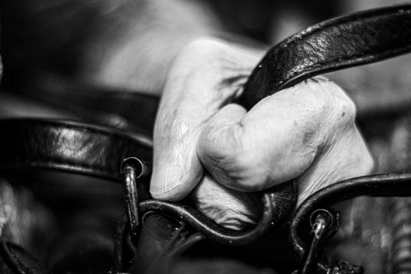 alter Mensch mit Demenz hält sich an der Tasche fest, Fotograf Mario Sornig